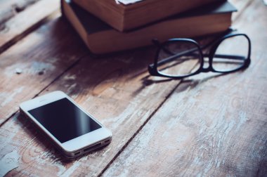 kitap, smartphone ve gözlük 