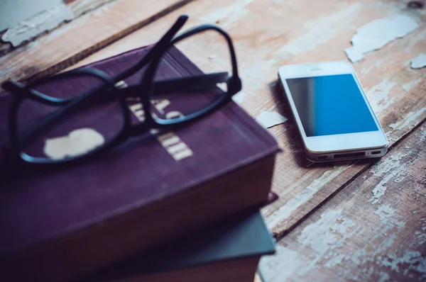 Libros, teléfonos inteligentes y gafas — Foto de Stock