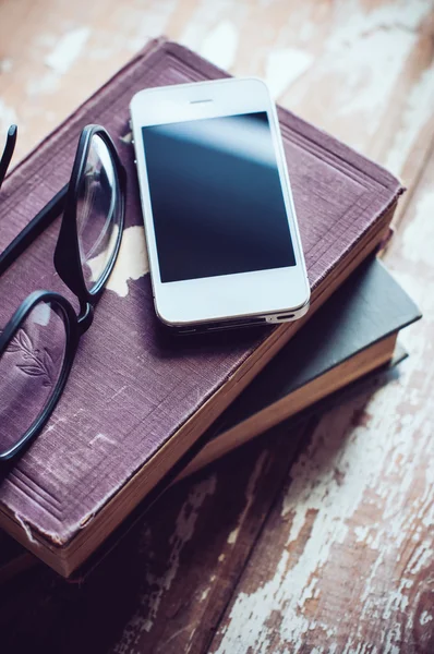 Libros, teléfonos inteligentes y gafas — Foto de Stock