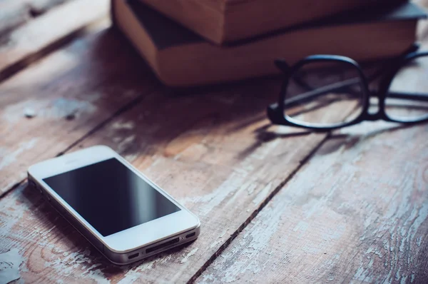 Libros, teléfonos inteligentes y gafas — Foto de Stock