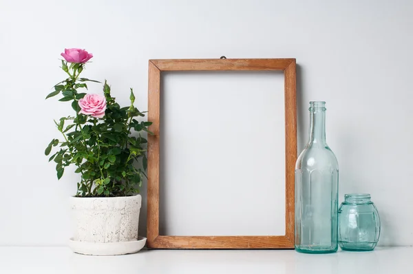 Rahmen, Flaschen und Rose — Stockfoto