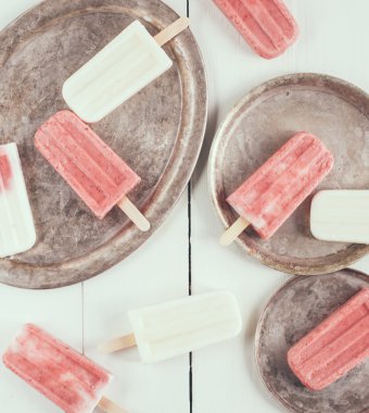 Krem ve çilek popsicles
