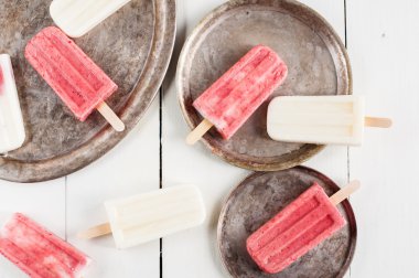 Krem ve çilek popsicles