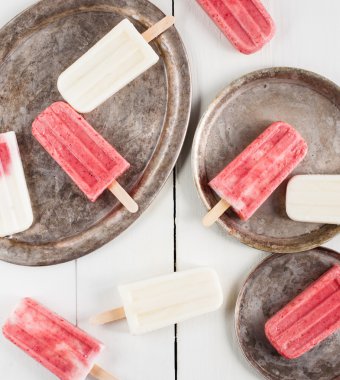 Krem ve çilek popsicles