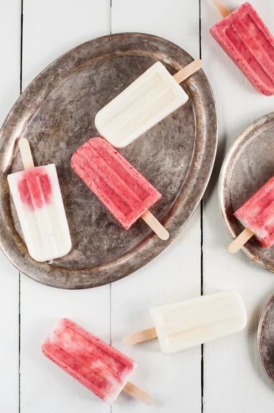 Creamy and strawberry popsicles — Stock Photo, Image