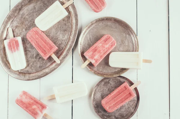 クリームとイチゴのアイスキャンディー — ストック写真