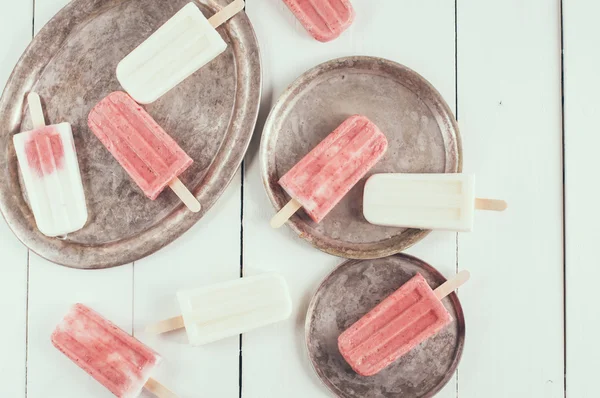 Creamy and strawberry popsicles — Stock Photo, Image