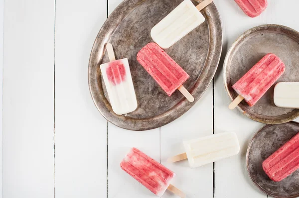 Krem ve çilek popsicles — Stok fotoğraf