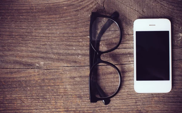 Smartphone and reading glasses — Stock Photo, Image