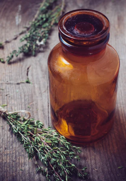 Gyógyszertár üveg és kakukkfű herb — Stock Fotó