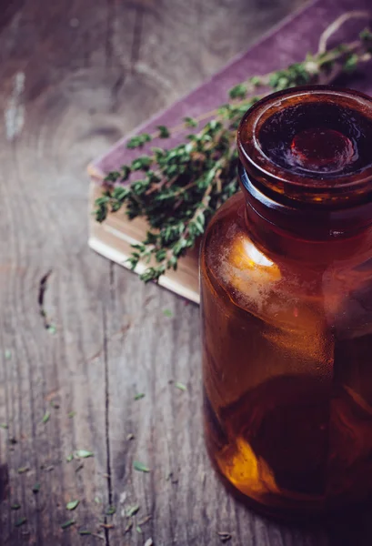 Gyógyszertár üveg és kakukkfű herb — Stock Fotó