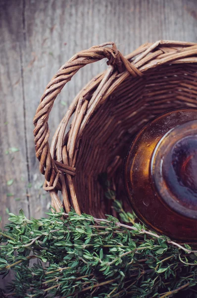 Bouteille de pharmacie et thym dans un panier — Photo