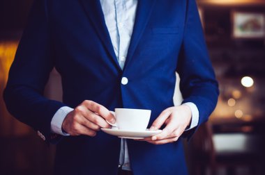 bir fincan kahve ile ayakta