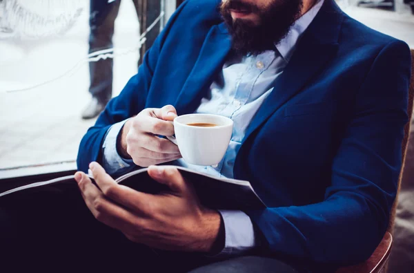 Hombre de negocios en una chaqueta azul — Foto de Stock