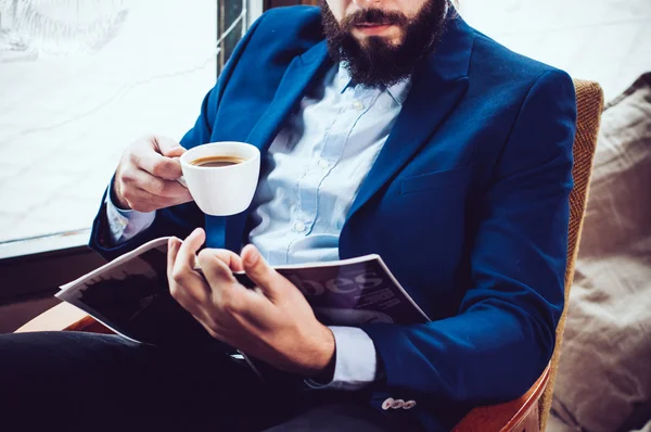 Uomo d'affari in giacca blu — Foto Stock