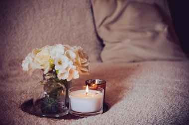 kanepe üzerinde ev dekorasyonu