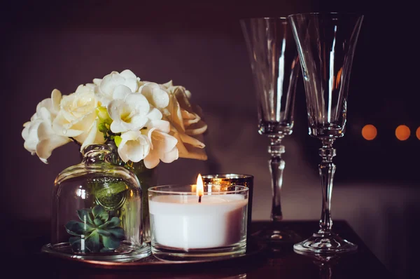 Kaarsen en champagneglazen — Stockfoto