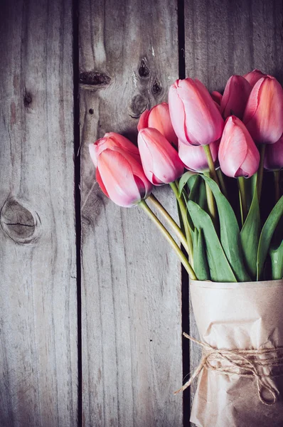 Свіжі весняні рожеві тюльпани — стокове фото