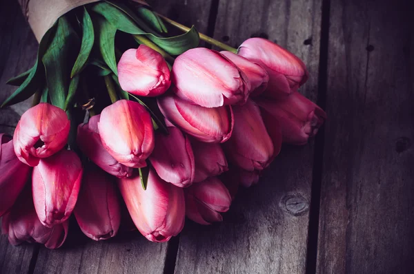 Čerstvý jarní růžové tulipány — Stock fotografie