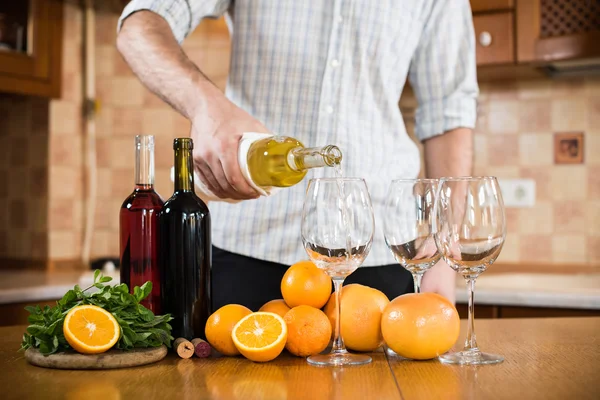 Man pours white wine — Stock Photo, Image