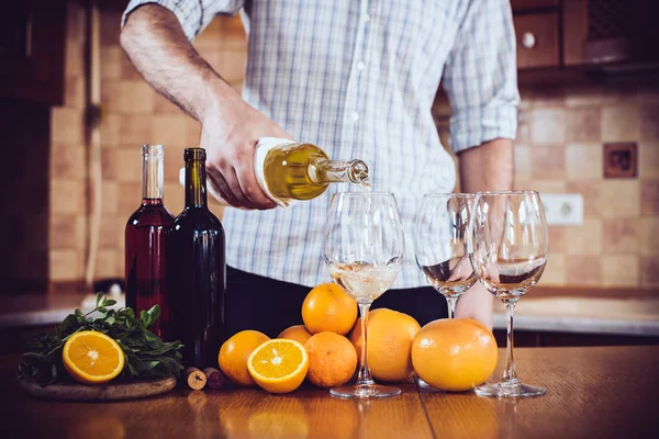 Man pours white wine — Stock Photo, Image