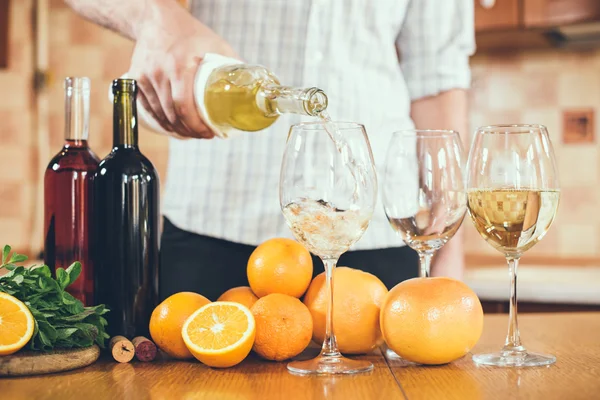 Man pours white wine — Stock Photo, Image