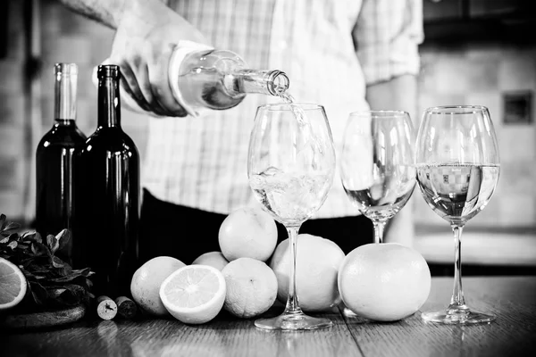 Man giet witte wijn — Stockfoto