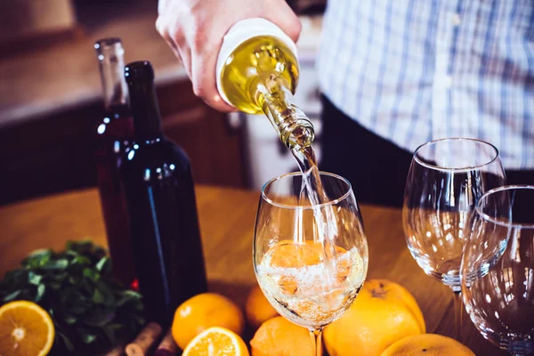 Man pours white wine — Stock Photo, Image