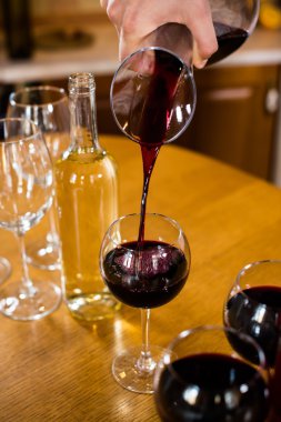 adam kırmızı şarap dökülen