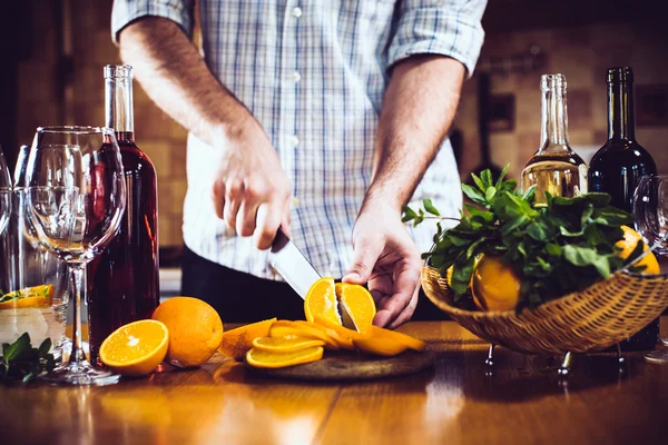 Man cuts oranges — Stock Photo, Image