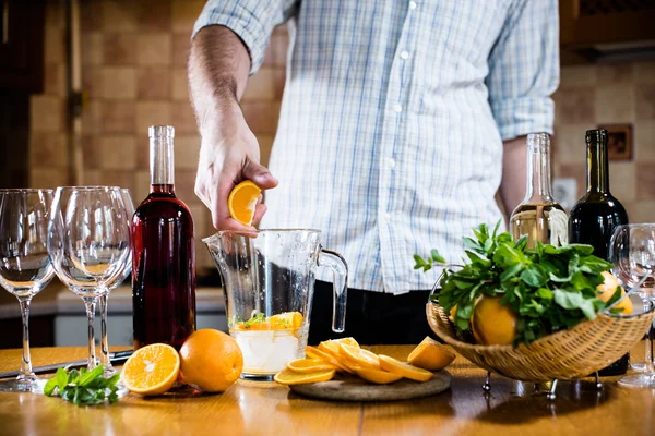 Man squeezes orange — Stock Photo, Image