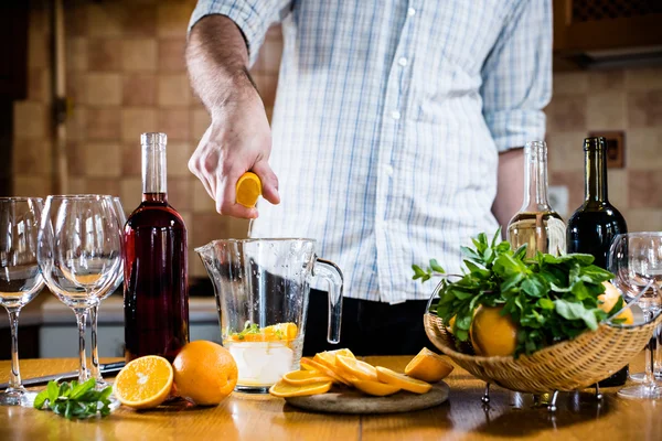 Man squeezes orange — Stock Photo, Image