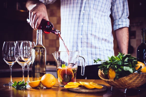 Hälla rött vin i en karaff — Stockfoto