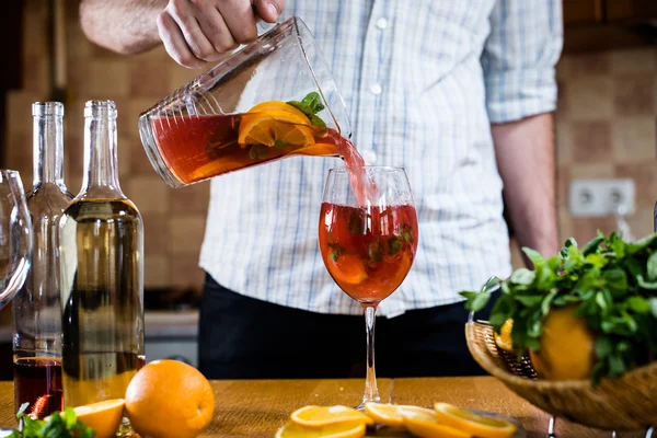 Man pours home sangria — Stock Photo, Image