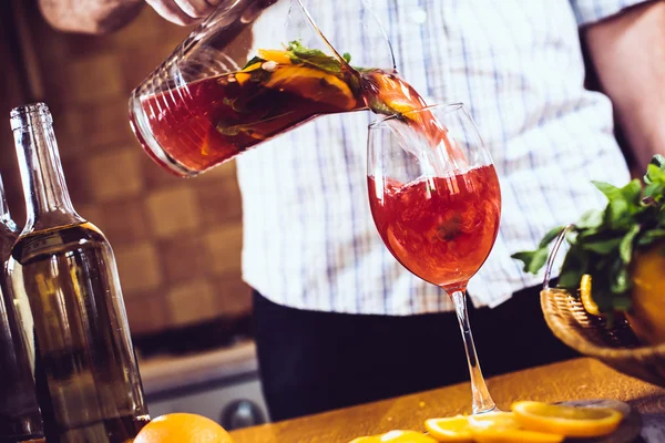 Man pours home sangria — Stock Photo, Image