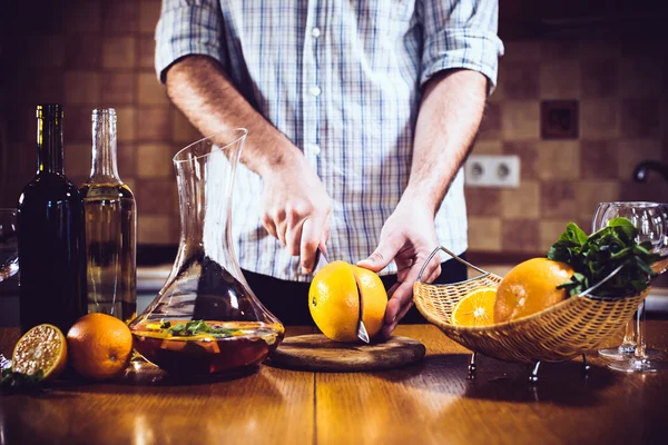 Muž kusy čerstvé grapefruity — Stock fotografie