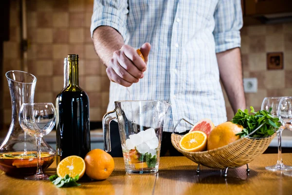 Man squeezes grapefruit juice — Stock Photo, Image