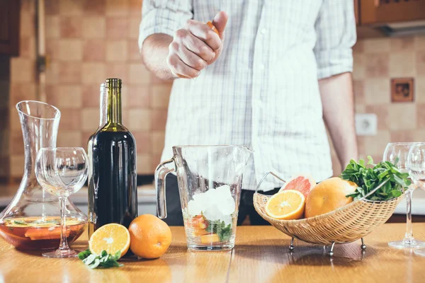 Man squeezes grapefruit juice — Stock Photo, Image