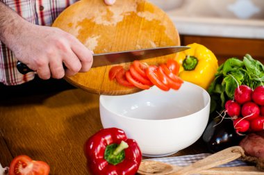 Adam taze bahar sebzeler keser