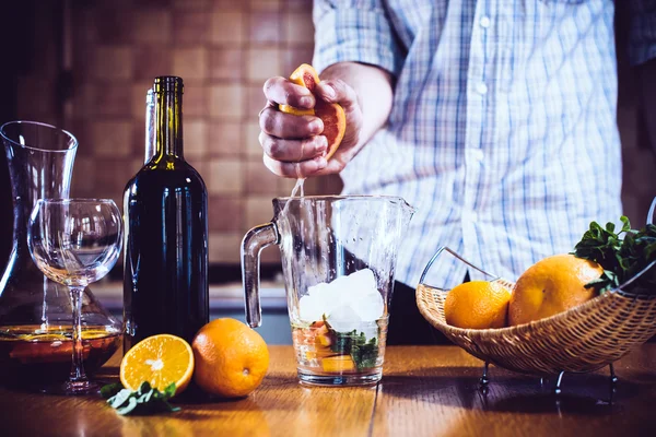 Man squeezes grapefruit juice — Stock Photo, Image