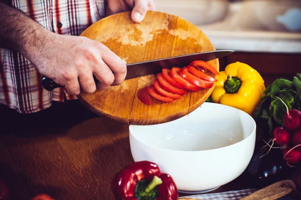 El hombre corta verduras frescas de primavera — Foto de Stock