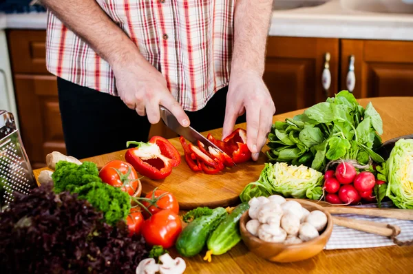 Man skär färska primörer — Stockfoto