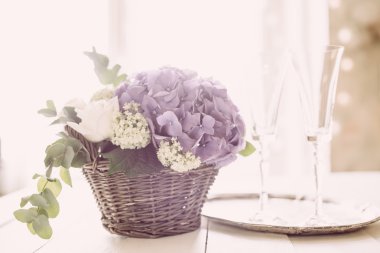 Bir buket taze çiçek.