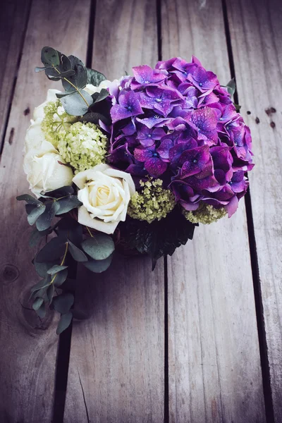 Stor bukett färska blommor — Stockfoto