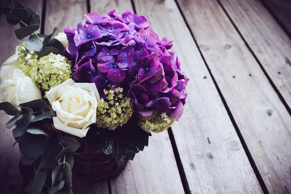 Stor bukett färska blommor — Stockfoto