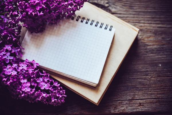 Notebooks, en lila bloemen — Stockfoto