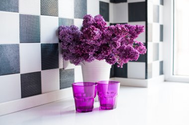 Leylak bir vazo ve gözlük