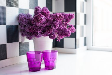 Leylak bir vazo ve gözlük