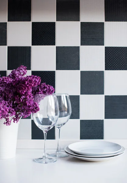 Lilacs in a vase and glasses — Stock Photo, Image