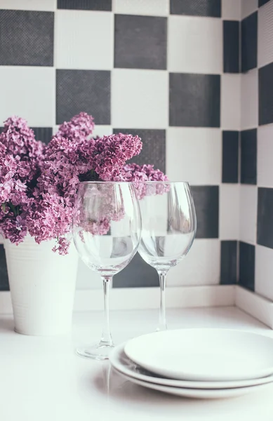 Flieder in Vase und Gläsern — Stockfoto